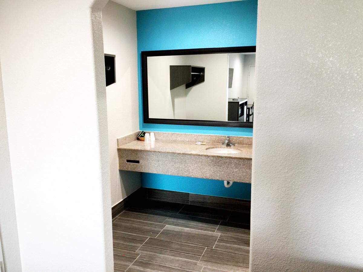 Americas Best Value Inn & Suites Mont Belvieu Houston Eldon Exterior photo